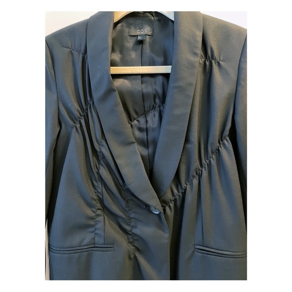 COS wool black blazer with gathered details - Picture 3 of 15